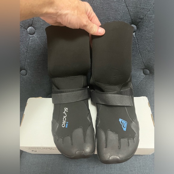 Roxy Syncro Series 3MM round toe wet suit shoes, size 8, NWT and box, never worn - Picture 5 of 13
